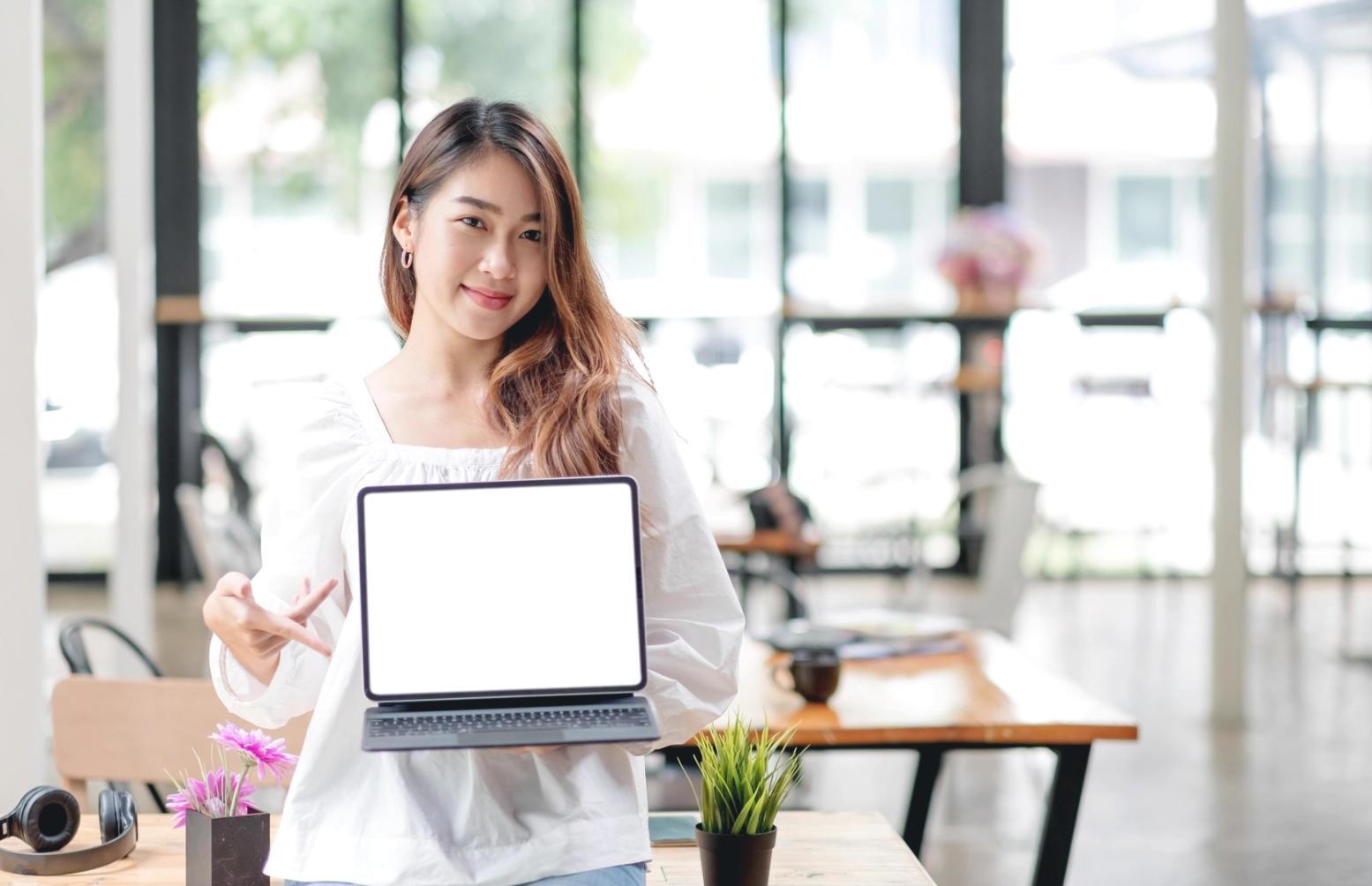 Bureau professionnel avec documents financiers organisés