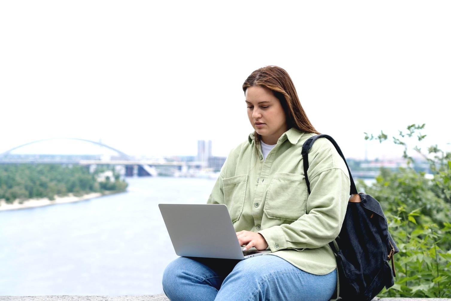 Espace de travail moderne avec système d'archivage numérique