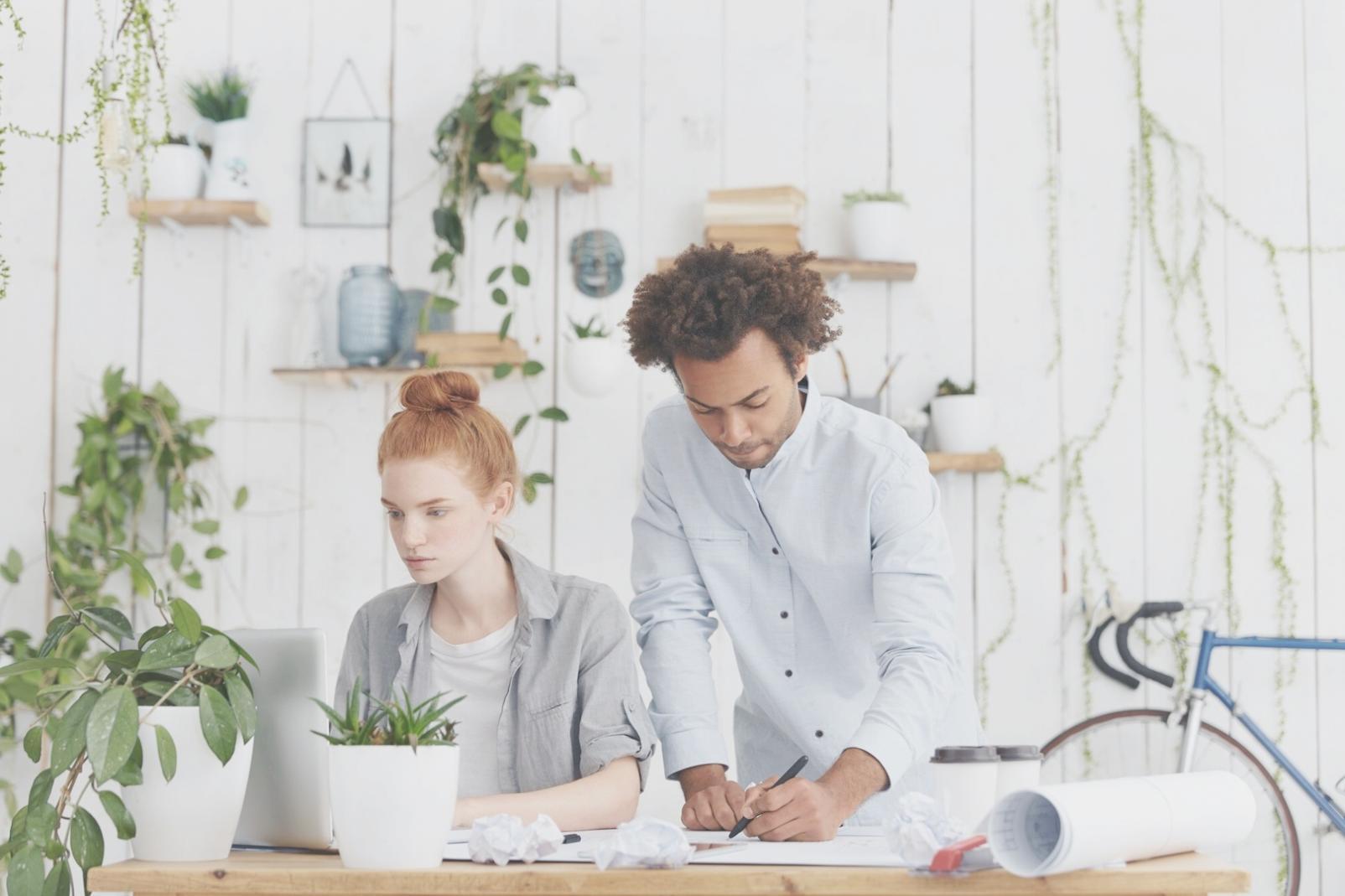 Organisation financière moderne avec documents et outils numériques