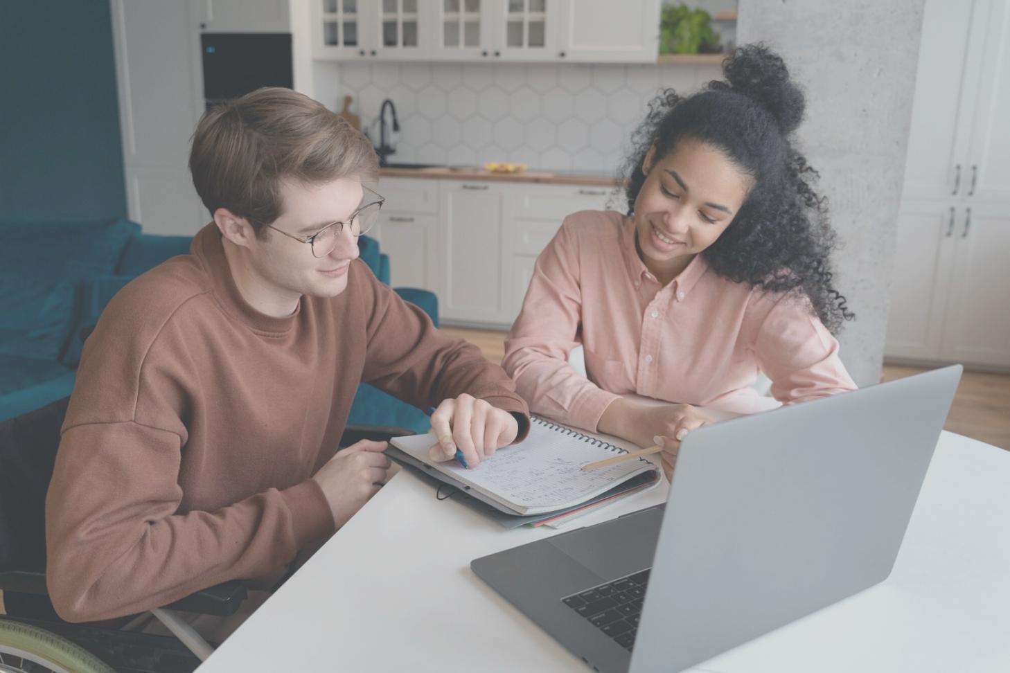 Participant analysant des documents financiers lors d'une session pratique