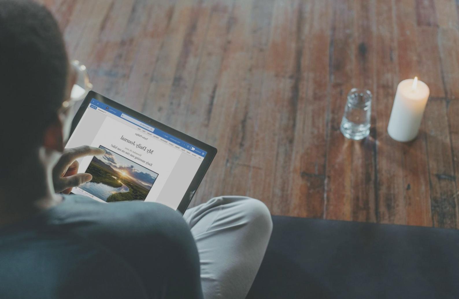 Bureau organisé avec documents financiers classés méthodiquement